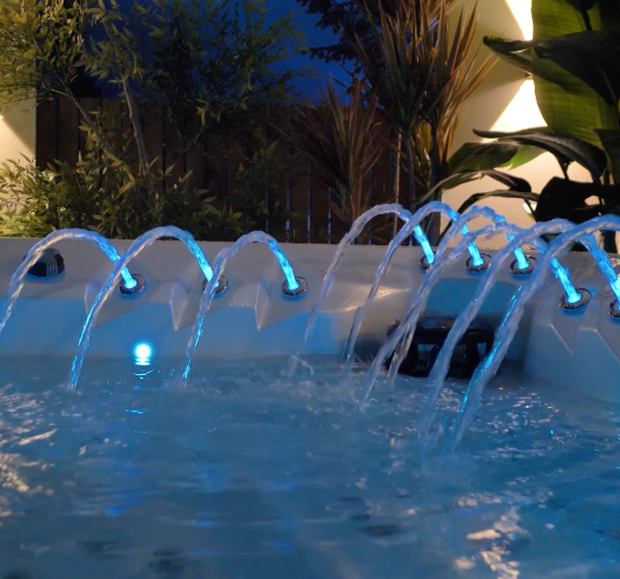 Genting 5 person spa hydrotherapy jets in operation